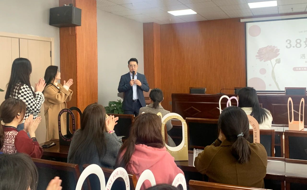 安徽EMC易倍(中国)科技产业（集团）有限公司妇联举行“三八妇女节，花艺、DIY手绘活动”